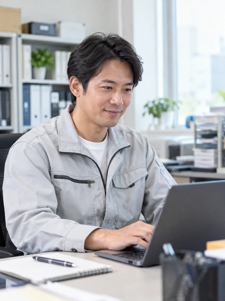タブレットを手にした作業員のイメージ